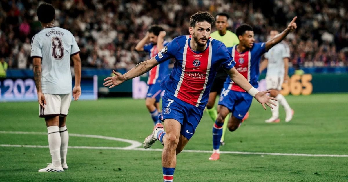 RC Lens and PSG players competing for possession during a Ligue 1 match at Stade Bollaert