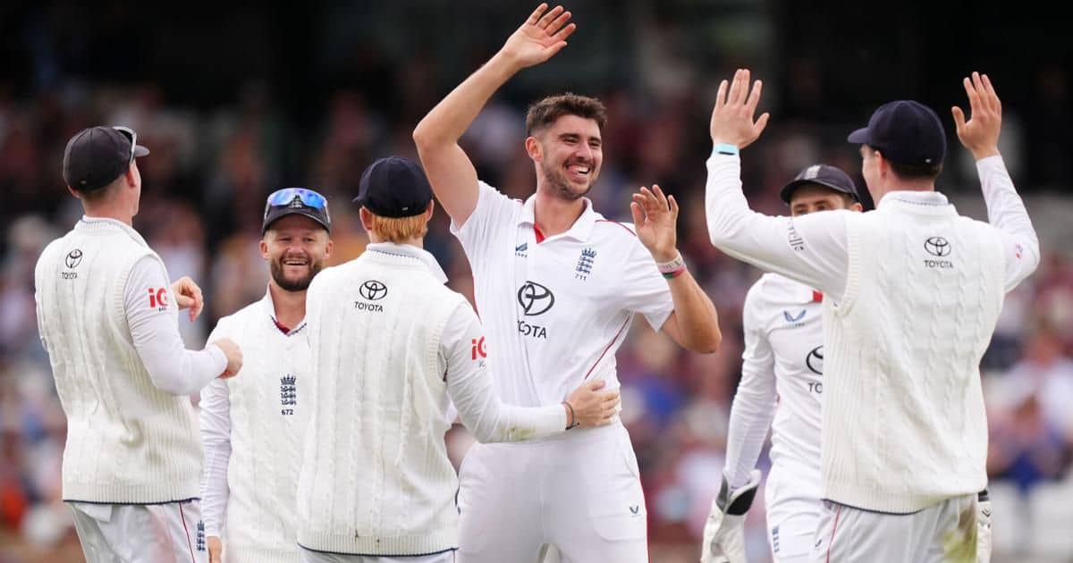 England and Pakistan players walking off the field due to rain at Lord's Cricket Ground during the 2nd Test.