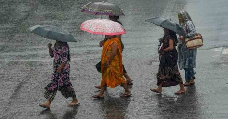 বৃষ্টির কারণে জলমগ্ন রাস্তা এবং মেঘাচ্ছন্ন আকাশ।