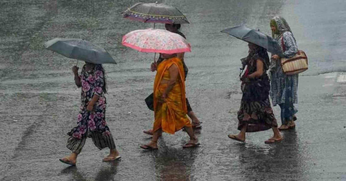 বৃষ্টির কারণে জলমগ্ন রাস্তা এবং মেঘাচ্ছন্ন আকাশ।