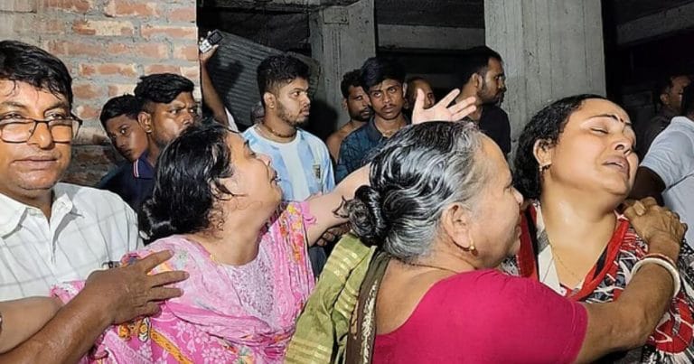 রংপুরে শিক্ষক দম্পতি ও সন্তান হত্যার ঘটনায় ঘটনাস্থলে আইন প্রয়োগকারী সংস্থার উপস্থিতি।
