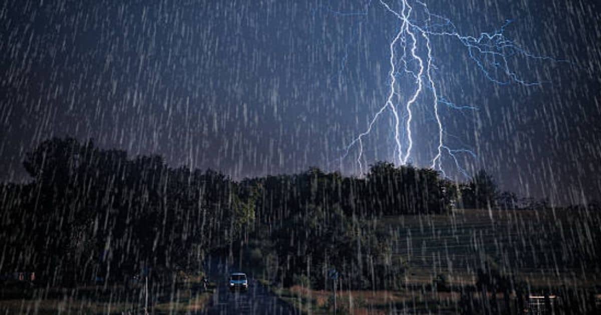আজকের আবহাওয়ায় বৃষ্টি ও বজ্রপাতের দৃশ্য