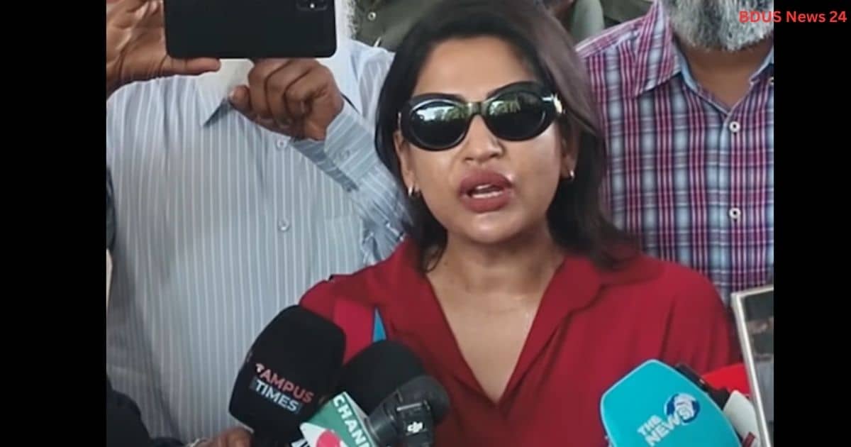 সাংবাদিকদের সঙ্গে কথা বলছেন অভিনেত্রী আজমেরী হক বাঁধন