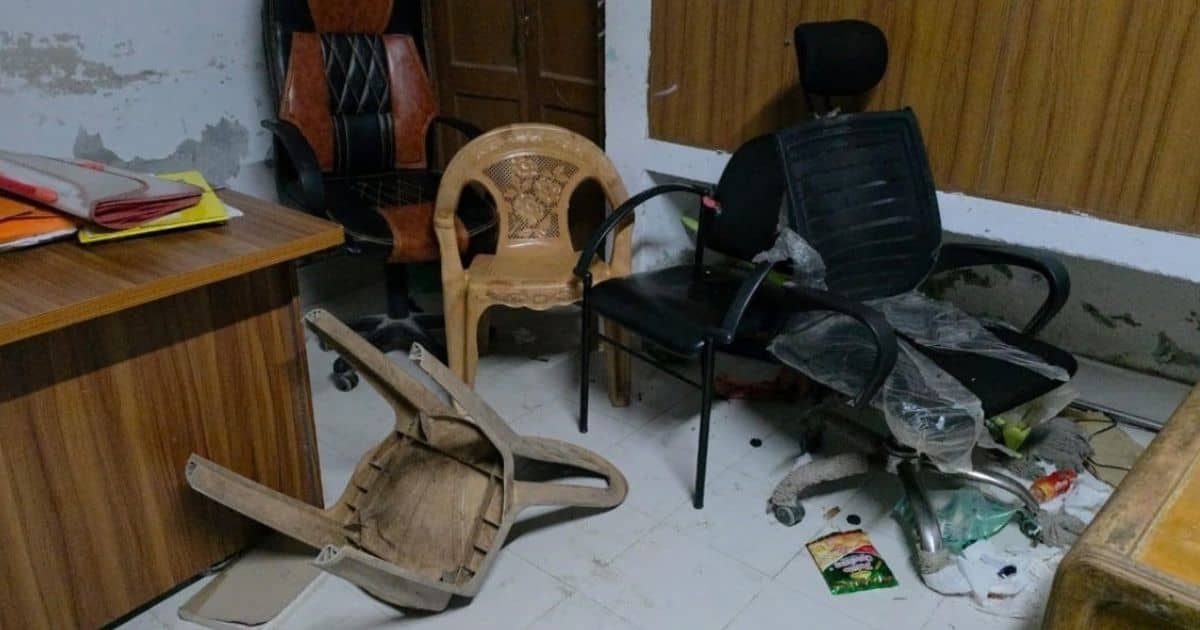 থানার ভেতরে ভাঙচুর করা চেয়ার ও অগোছালো পরিবেশ