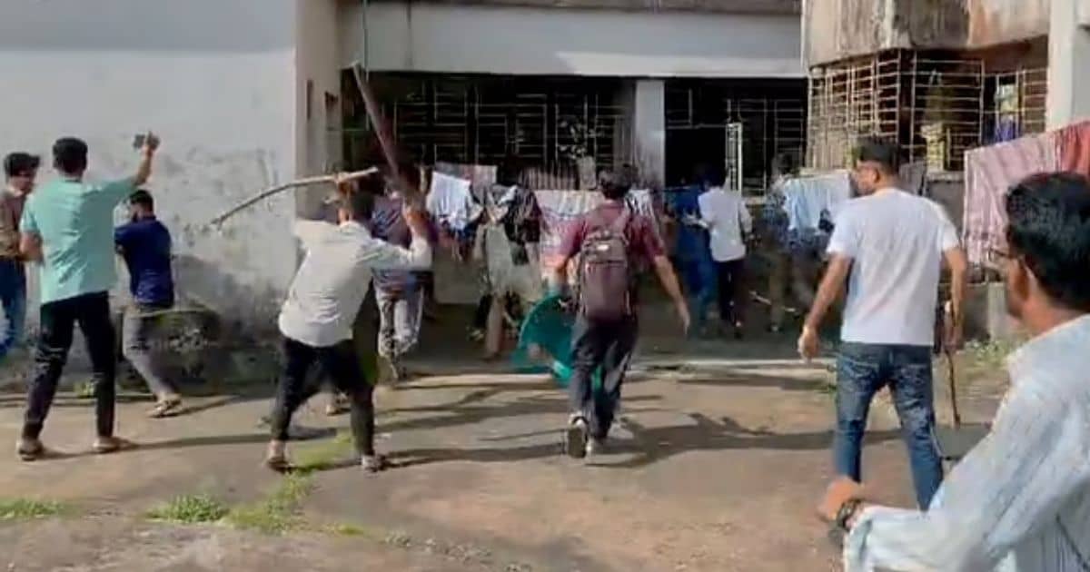 কুমিল্লা বিশ্ববিদ্যালয়ে শিক্ষার্থীদের সংঘর্ষ ও ধাওয়া-পাল্টাপাল্টার দৃশ্য