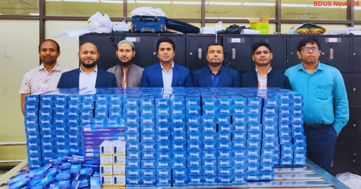 বিমানবন্দরে জব্দকৃত অবৈধ সিগারেটের চালান ও কাস্টমস কর্মকর্তা