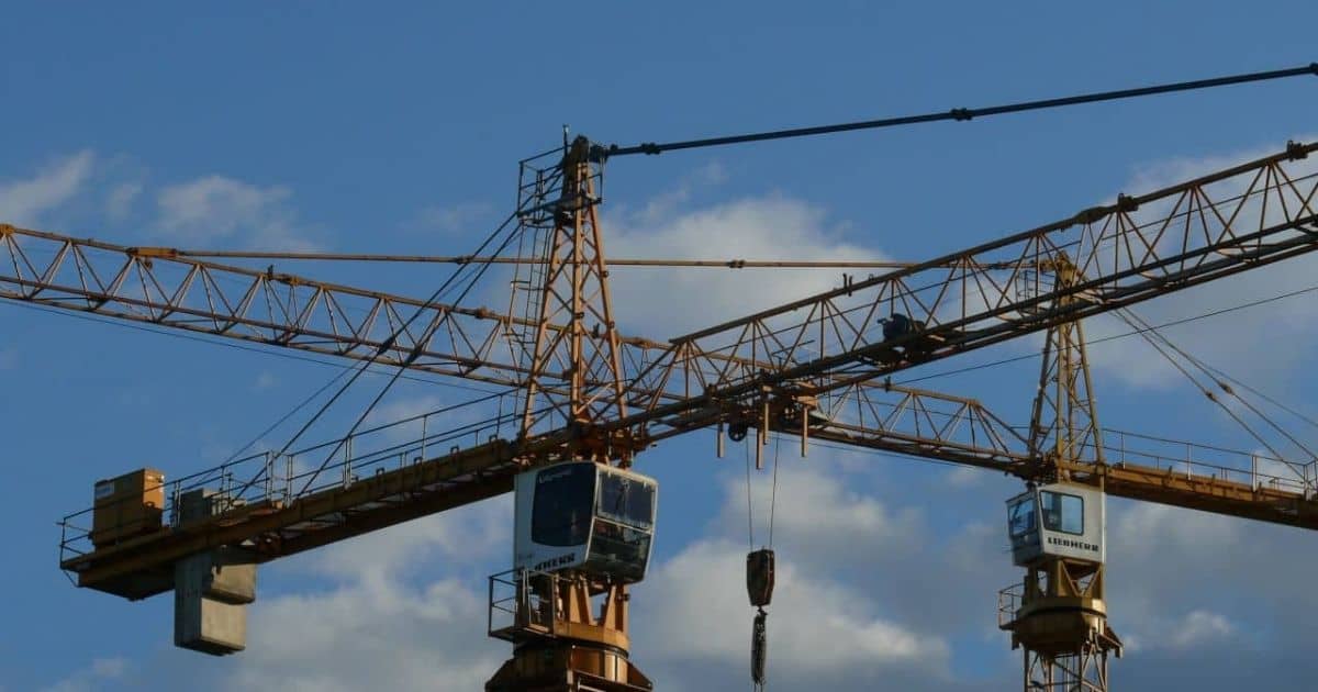 Construction cranes operating near the A45 autobahn bridge site, covered by BDUS News 24.