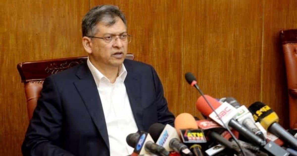 স্বরাষ্ট্র মন্ত্রণালয়ে প্রেস ব্রিফিংয়ে বক্তব্য দিচ্ছেন স্বরাষ্ট্রমন্ত্রী সালাহউদ্দিন আহমদ