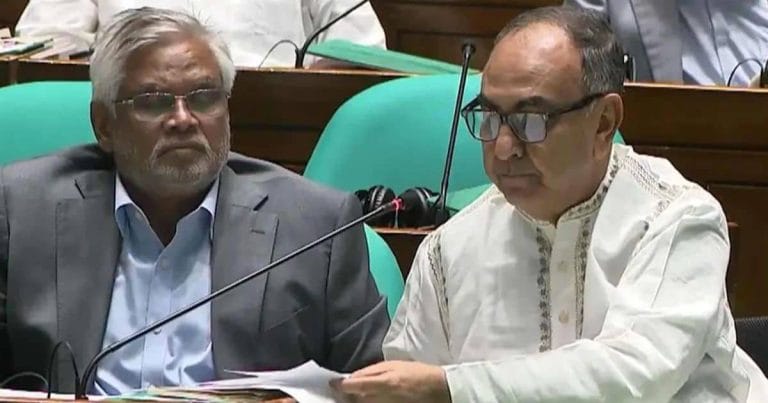 জাতীয় সংসদে নিজ আসনে বসে বক্তব্য দেওয়ার সময় আবেগাপ্লুত হয়ে পড়া বিএনপি নেতা ও সংসদ সদস্য মির্জা আব্বাস—BDUS News 24