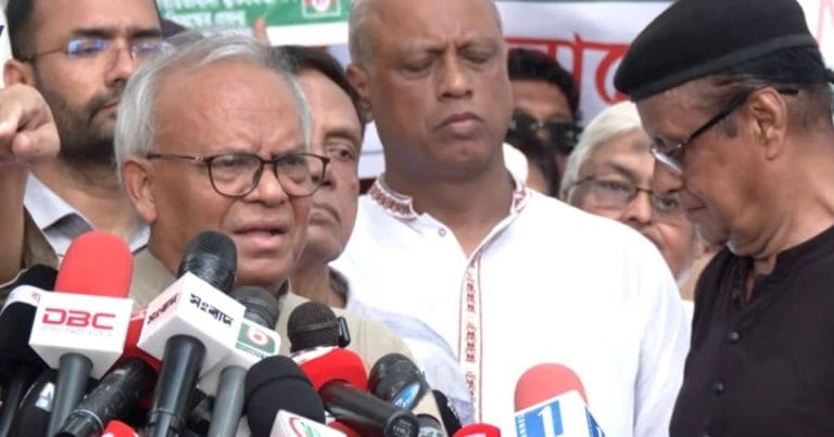 প্রতিবাদ সমাবেশে বক্তব্য রাখছেন বিএনপির জ্যেষ্ঠ নেতা রুহুল কবির রিজভী - BDUS News 24