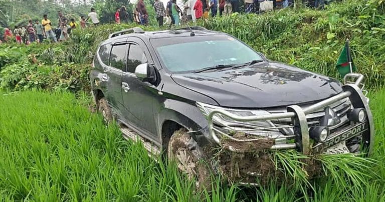 বগুড়ার শিবগঞ্জে চালককে বাঁচাতে গিয়ে নিয়ন্ত্রণ হারিয়ে সড়কের পাশে ধানখেতে পড়ে থাকা জনপ্রশাসন প্রতিমন্ত্রীর দুর্ঘটনাকবলিত সরকারি গাড়ি — BDUS News 24