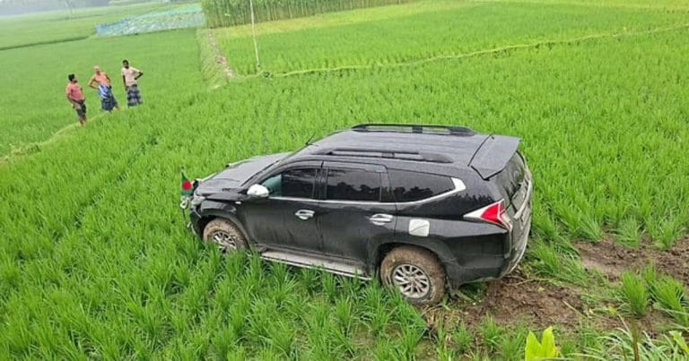 : বগুড়ার শিবগঞ্জে রাস্তা থেকে নিয়ন্ত্রণ হারিয়ে ধানখেতে নেমে পড়া জনপ্রশাসন ও খাদ্য প্রতিমন্ত্রীর দুর্ঘটনাকবলিত গাড়ি—BDUS News 24