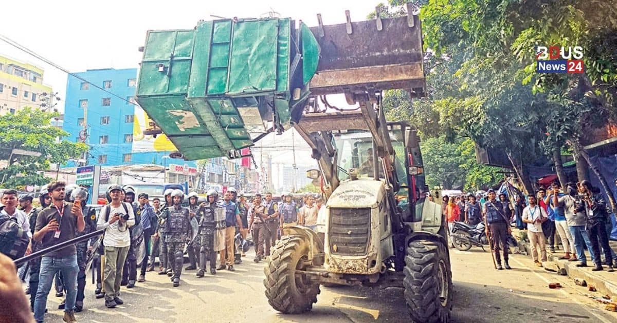 ঢাকা উত্তর সিটি করপোরেশনের উদ্যোগে হকার উচ্ছেদ ও অবৈধ স্থাপনা অপসারণ অভিযান পরিচালনা করা হচ্ছে।