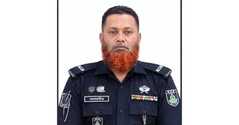 ফেনীতে মহাসড়কে চেকপোস্টে দায়িত্ব পালনকালে ট্রাকচাপায় নিহত এসআরবি কর্মকর্তা মো. আলমগীর হোসেনের ছবি।